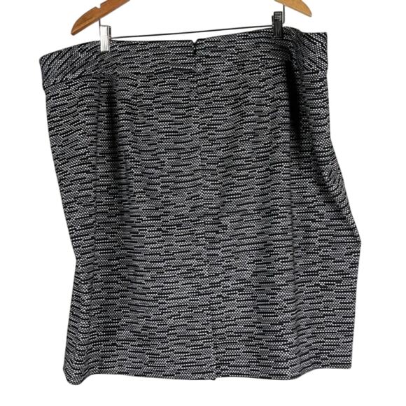 Lane Bryant NWT Black and White Digi Tech Ponte Knit Pencil Skirt - Picture 3 of 4